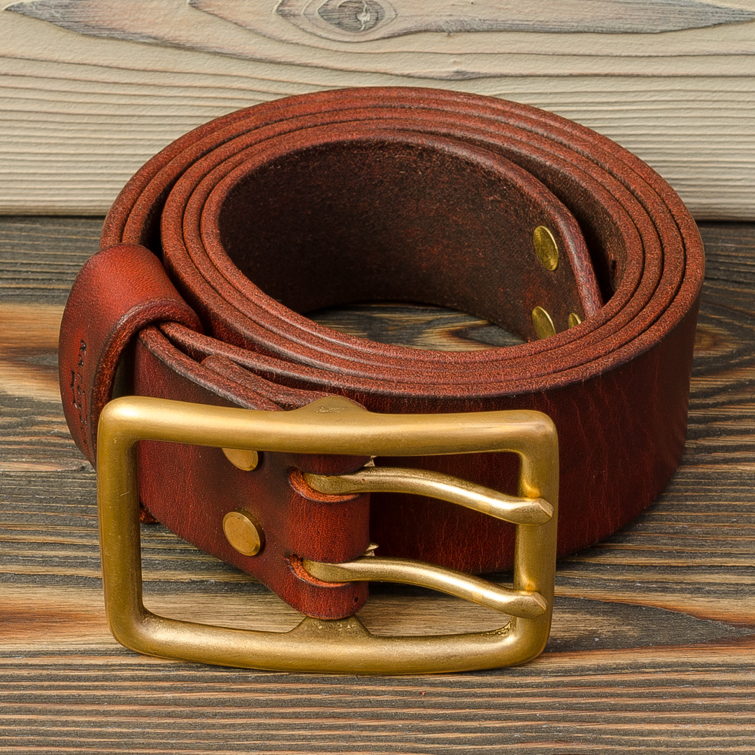 Ремень с двухщелевой латунной пряжкой ручной работы коньячного или коричневого цвета, стяжка вощеным шнуром, пропитка восками Made by Katunoff