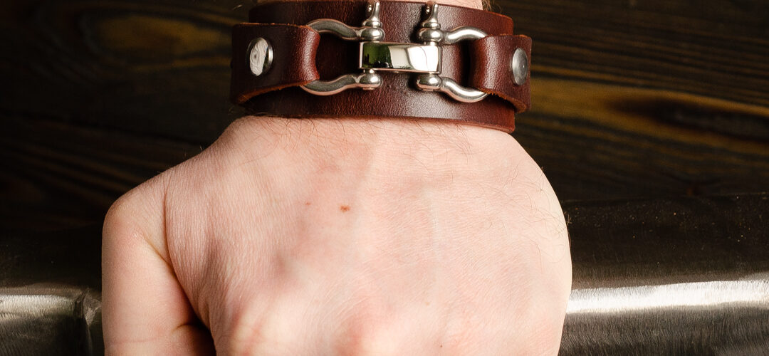 кожаный браслет с такелажной скобой Handmade by Katunoff