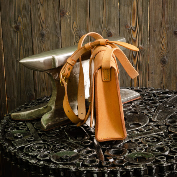 Женская кожаная сумка с авторской фурнитурой Katunoff