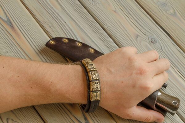 кожаный браслет с латунными вставками скандинавской тематики