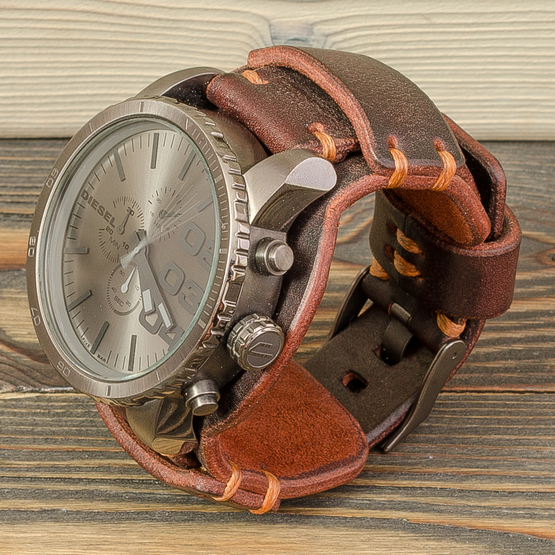 Наручные часы с кожаным ремешком
