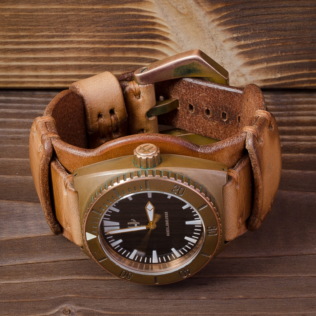 Часы с ремешком из кожи фото
